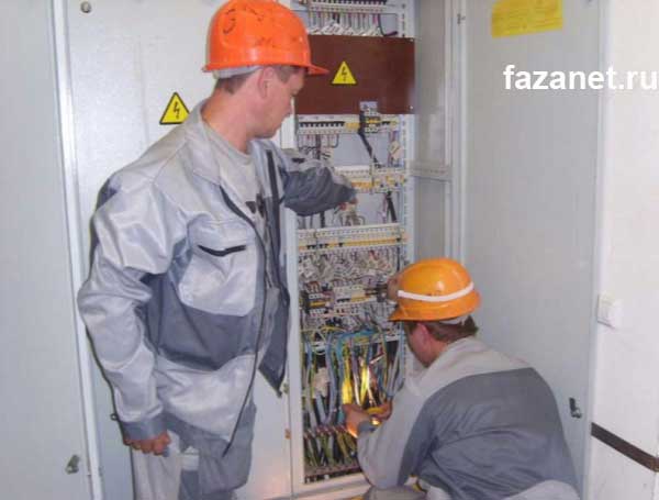 Elektromontery pri vypolnenii sluzhebnykh obyazanostey