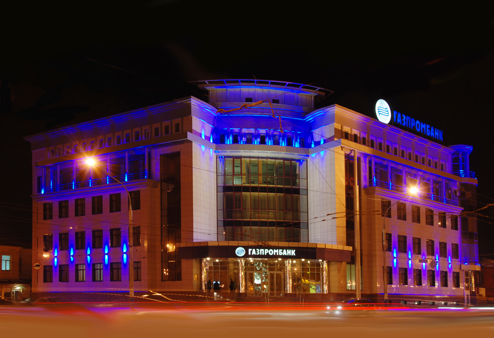 Подсветка фасада здания лучевыми прожекторами