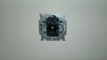 Аккуратно устанавливаем механизмы переключателей в установочные коробки