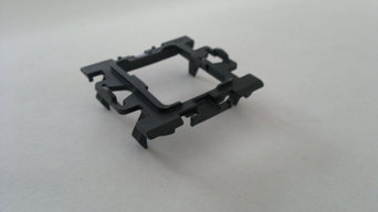 Прикладываем рамку каждого выключателя и закрепляем ее застежкой из комплекта