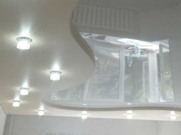 Расположение светильников и люстры на натяжном потолке фото